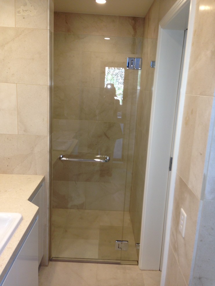 На фото: ванная комната в современном стиле с двойным душем