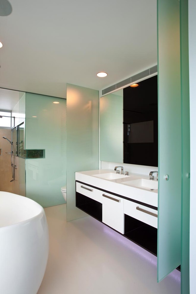 Bathroom - modern bathroom idea in Brisbane