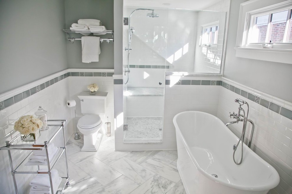 Foto di una stanza da bagno stile americano con piastrelle bianche, piastrelle di marmo e pareti grigie