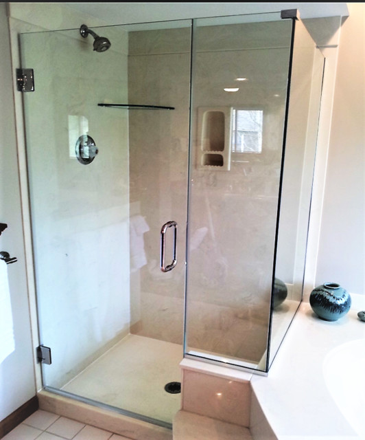 Frameless Showerdoor unit with Chrome Hardware Contemporain Salle