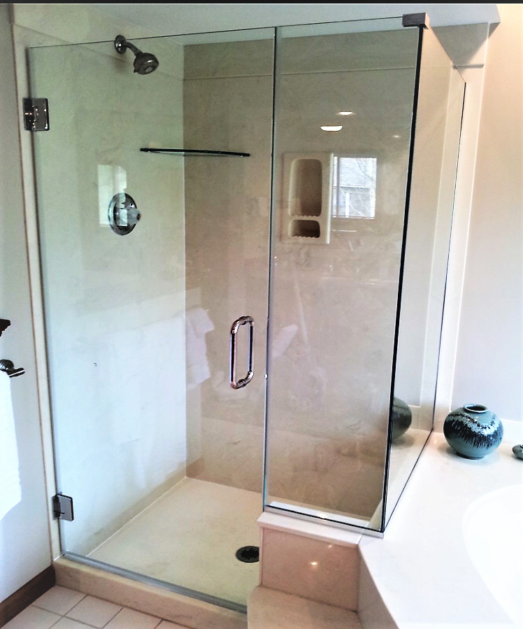 Frameless Showerdoor unit with Chrome Hardware Contemporain Salle