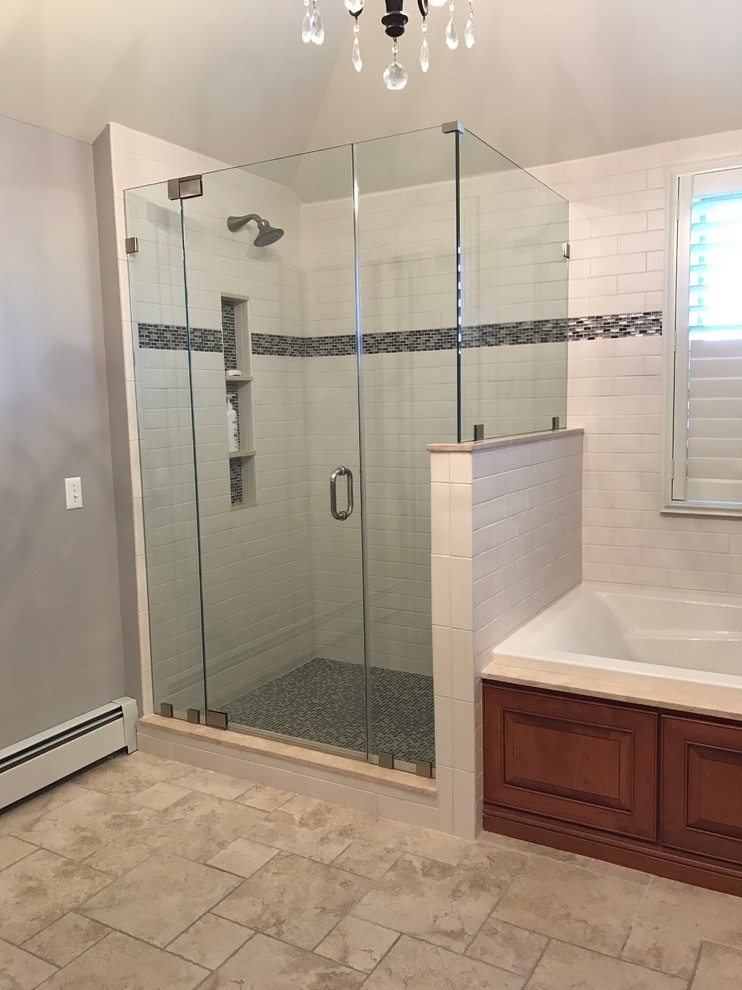 Ispirazione per una stanza da bagno con doccia ad angolo, piastrelle bianche e pareti grigie