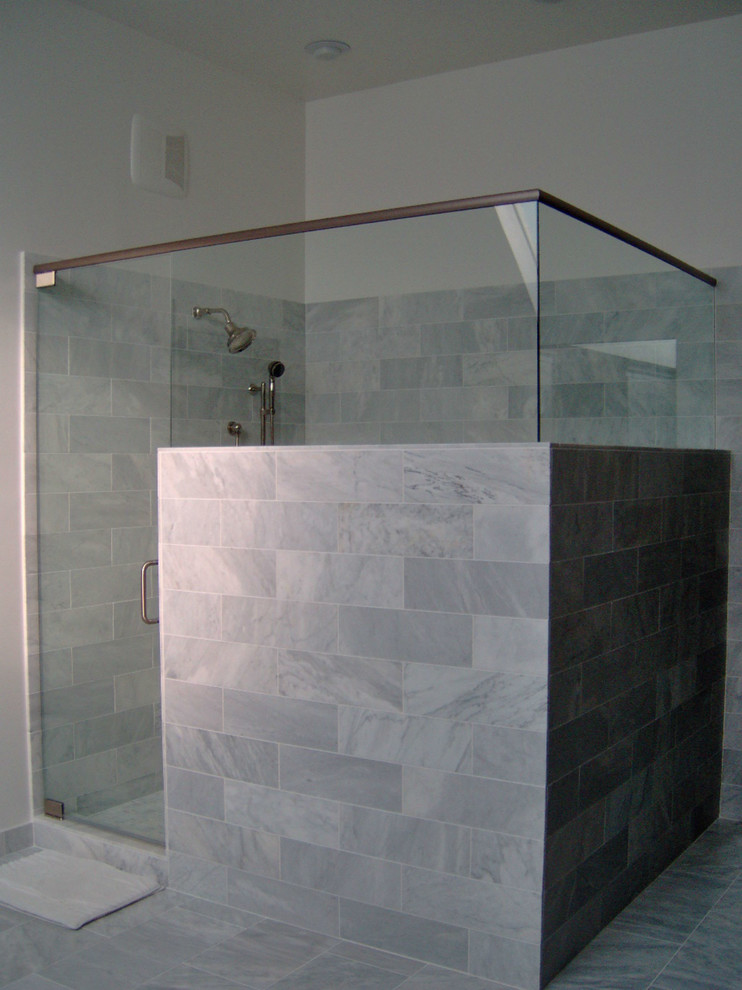 Esempio di una stanza da bagno moderna di medie dimensioni con doccia alcova, piastrelle grigie, piastrelle bianche, piastrelle di marmo, pareti multicolore, pavimento in marmo, pavimento grigio e porta doccia a battente