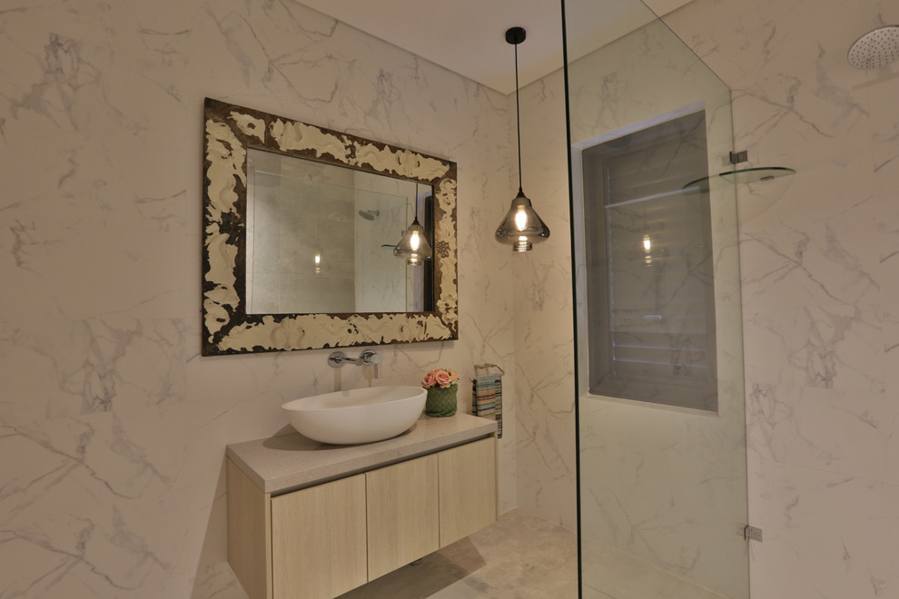 Immagine di una stanza da bagno padronale minimalista con doccia aperta