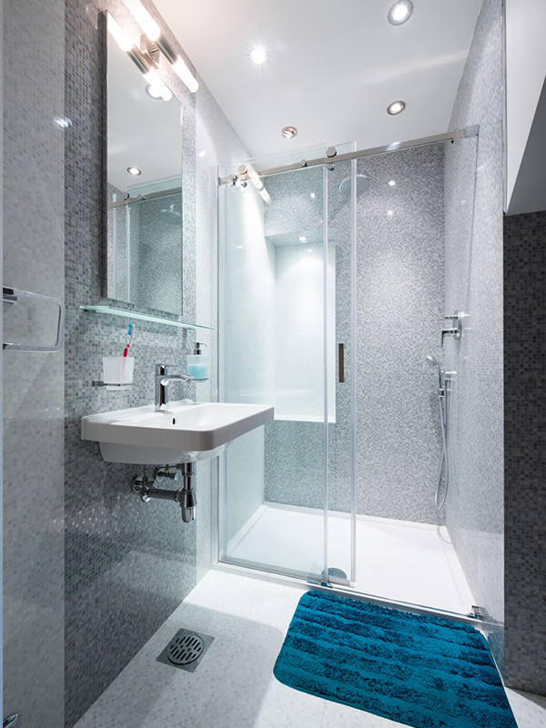 На фото: ванная комната среднего размера в стиле неоклассика (современная классика) с душем в нише, серой плиткой, плиткой мозаикой, серыми стенами, душевой кабиной, подвесной раковиной, серым полом и душем с раздвижными дверями