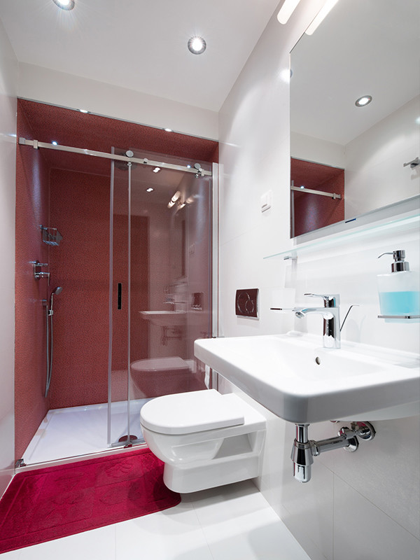 Inspiration för ett mellanstort funkis badrum med dusch, med en dusch i en alkov, en vägghängd toalettstol, röd kakel, stenhäll, vita väggar, ett väggmonterat handfat, vitt golv och dusch med skjutdörr