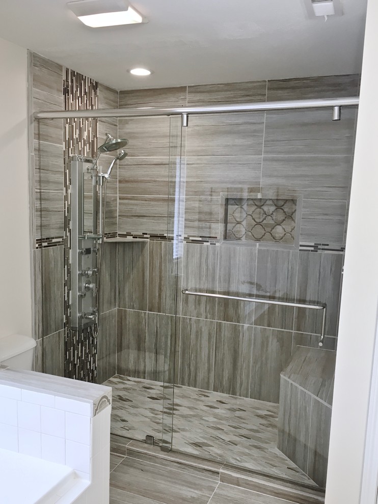 Foto di una grande stanza da bagno padronale chic con piastrelle grigie, piastrelle in ceramica, pareti grigie, pavimento con piastrelle in ceramica, pavimento grigio e porta doccia scorrevole