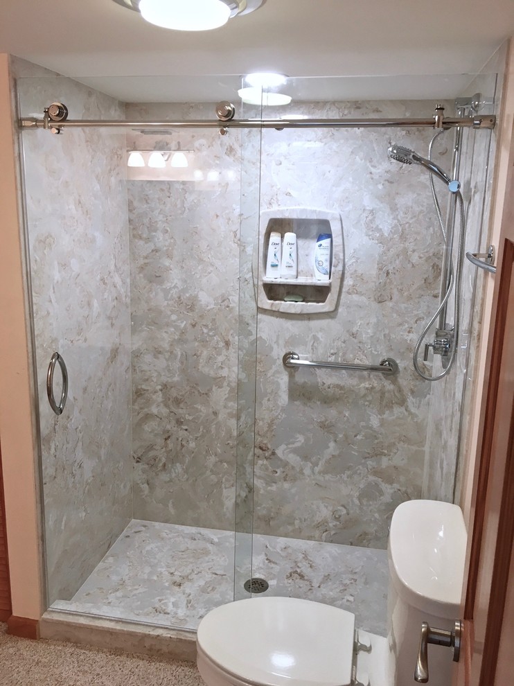 Mittelgroßes Duschbad mit Duschnische, grauen Fliesen, Marmorfliesen und Schiebetür-Duschabtrennung in Sonstige