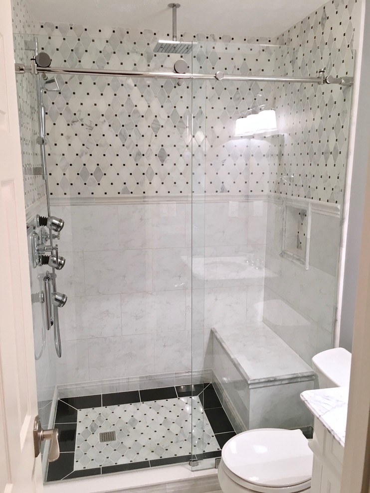 Свежая идея для дизайна: главная ванная комната среднего размера в современном стиле с душем в нише, серой плиткой, керамической плиткой, белыми стенами, полом из керамической плитки, серым полом и душем с раздвижными дверями - отличное фото интерьера