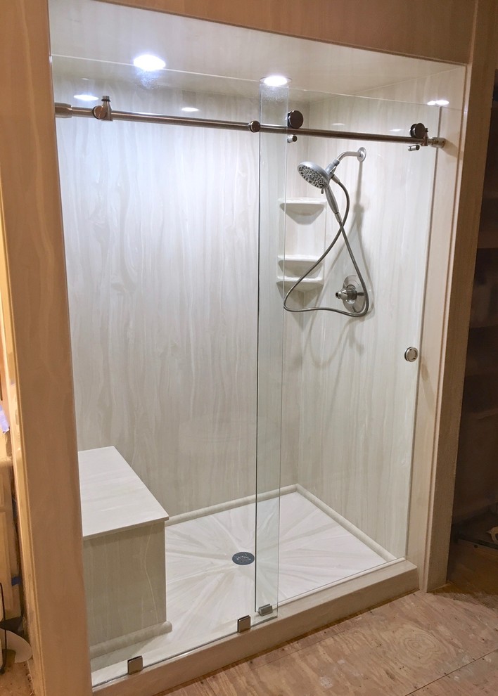На фото: главная ванная комната среднего размера в современном стиле с душем в нише, черно-белой плиткой, керамической плиткой и душем с раздвижными дверями с