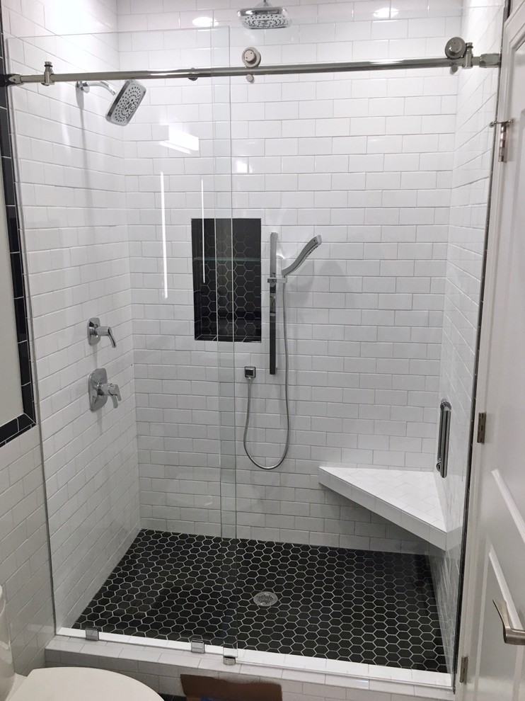 Idées déco pour une douche en alcôve principale contemporaine de taille moyenne avec une cabine de douche à porte coulissante, un carrelage noir et blanc et des carreaux de céramique.