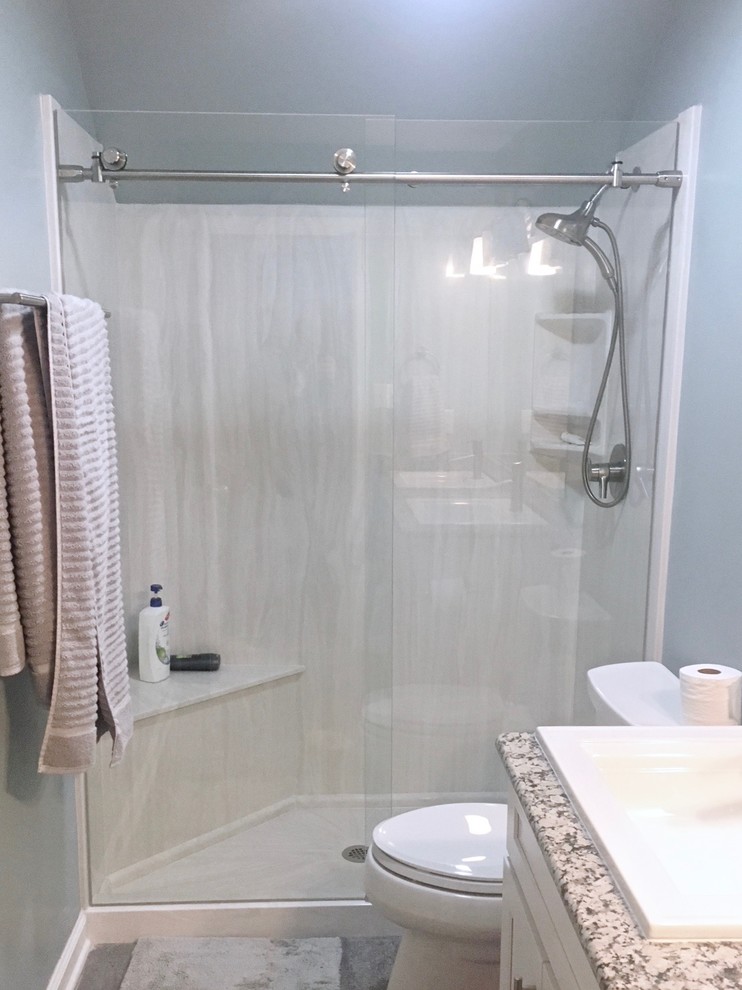 Идея дизайна: ванная комната среднего размера в классическом стиле с душем в нише, серой плиткой, душевой кабиной и душем с раздвижными дверями