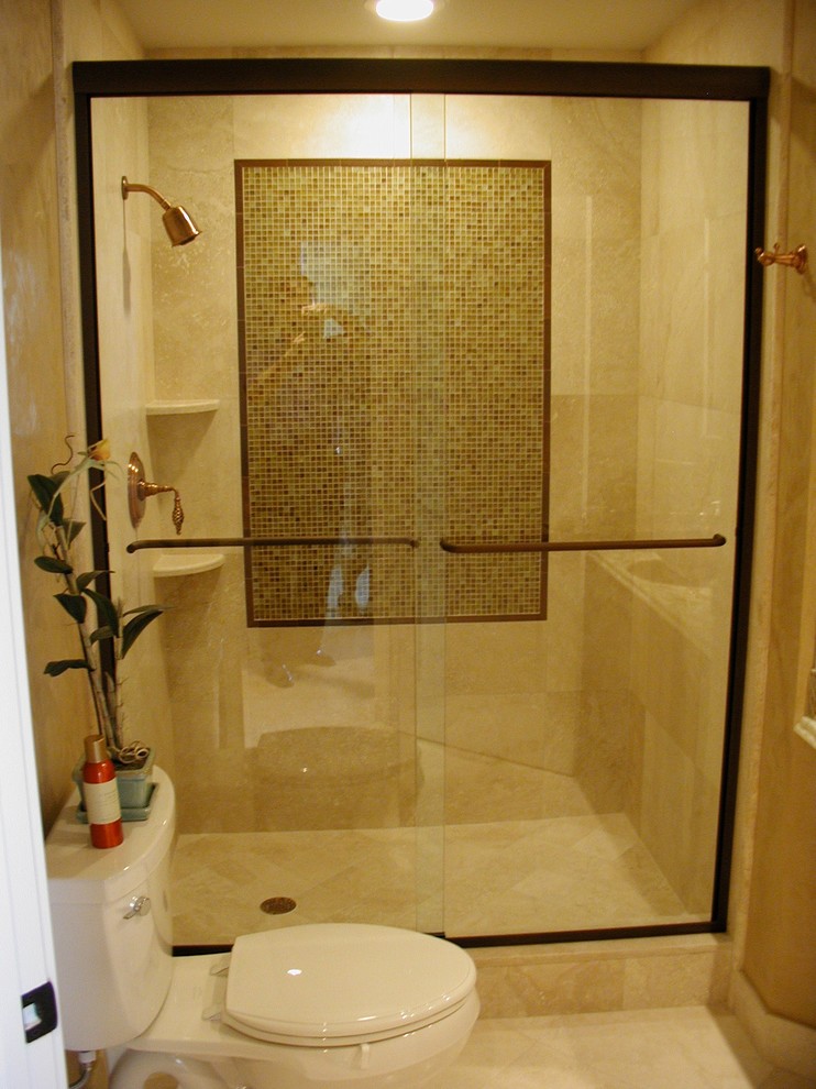 Inspiration för ett mellanstort vintage en-suite badrum, med en dusch i en alkov, beige kakel, kakelplattor, beige väggar och kalkstensgolv