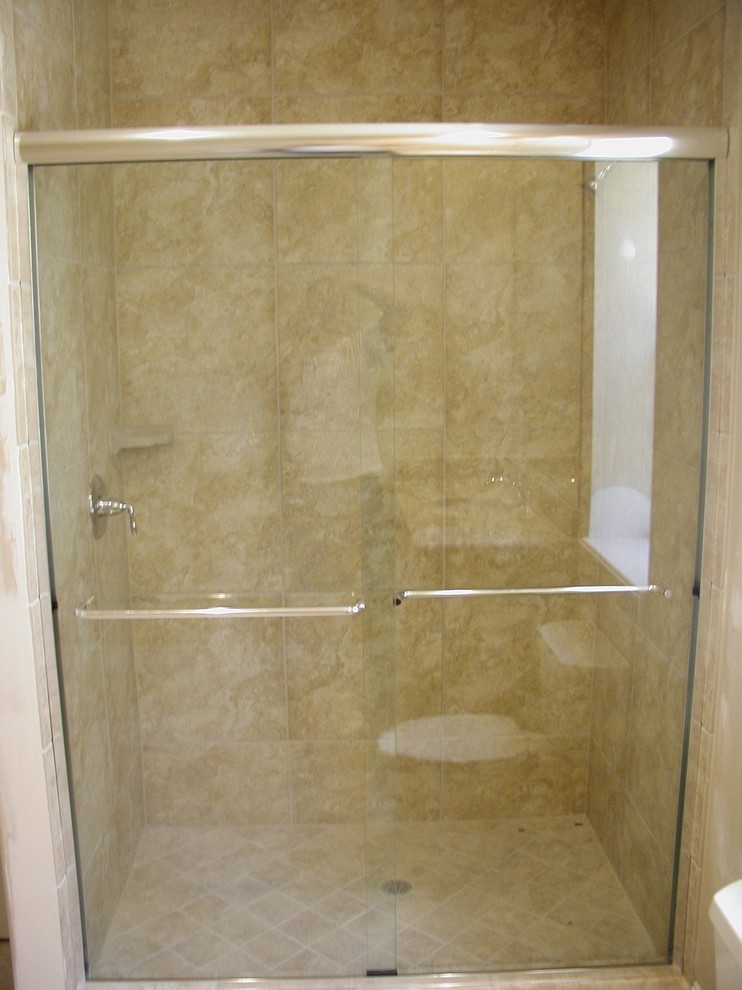 На фото: главная ванная комната среднего размера в классическом стиле с душем в нише, бежевой плиткой, плиткой из известняка, бежевыми стенами и полом из известняка с