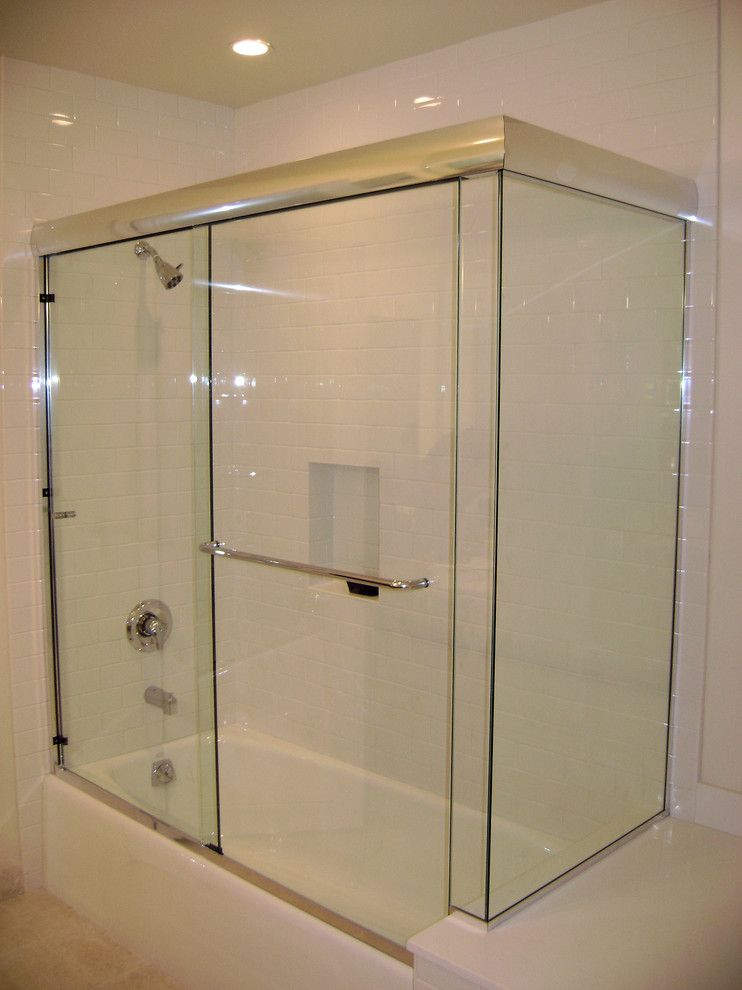 Modern inredning av ett mellanstort en-suite badrum, med ett badkar i en alkov, en dusch/badkar-kombination, vit kakel och tunnelbanekakel