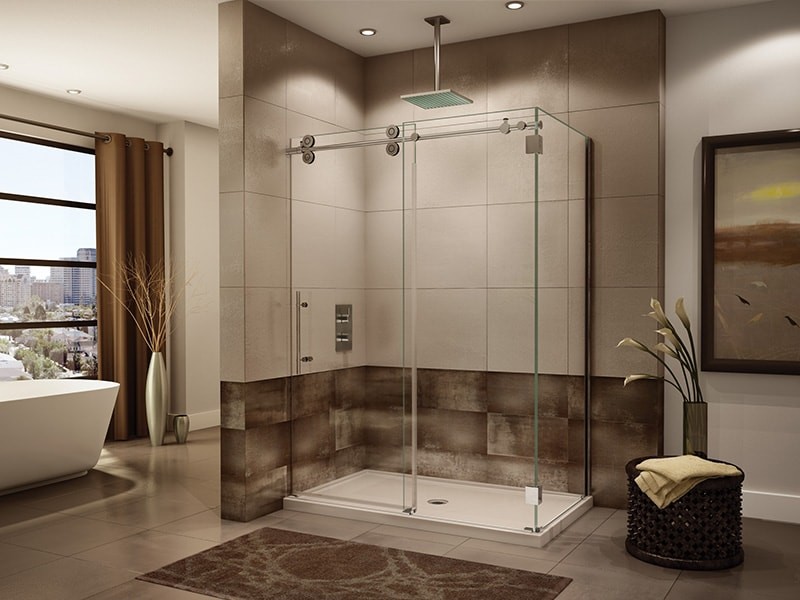 Cette image montre une grande salle de bain principale traditionnelle avec une baignoire indépendante, une douche d'angle, un carrelage marron, un mur beige et un sol marron.
