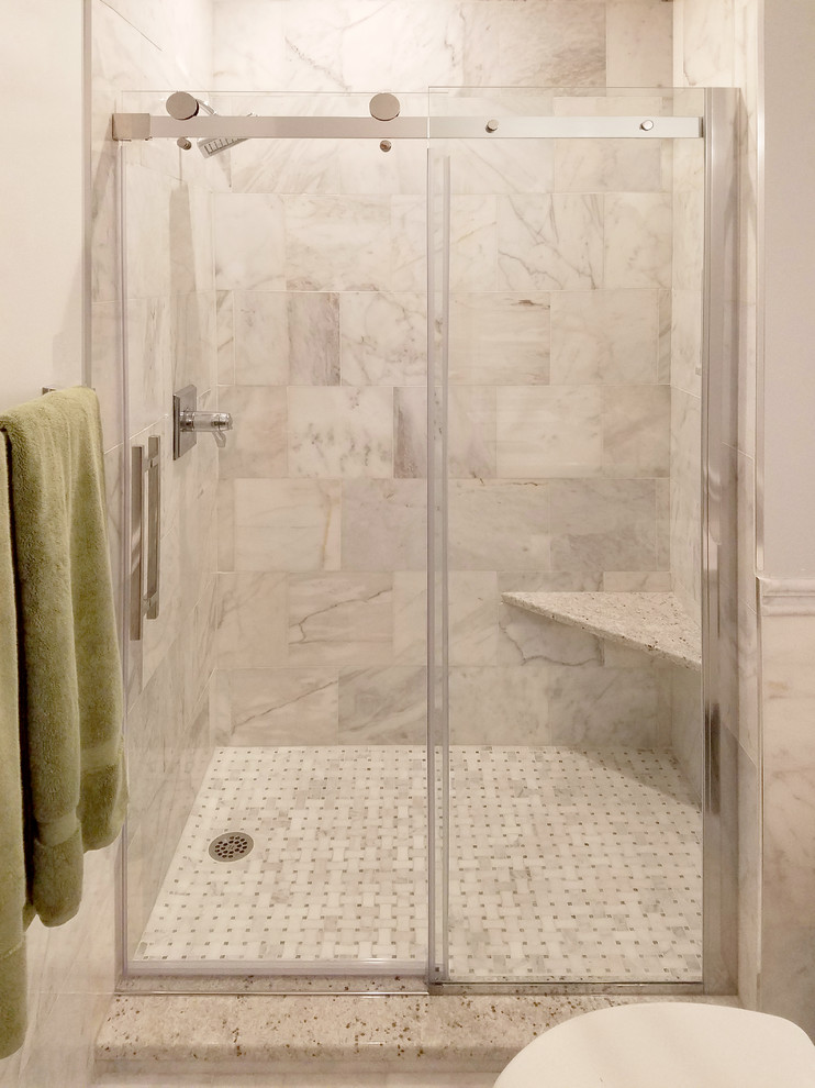 Источник вдохновения для домашнего уюта: главная ванная комната с душем в нише, белой плиткой, мраморной плиткой, белыми стенами и душем с раздвижными дверями