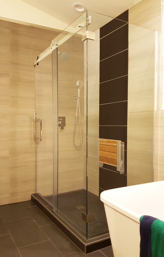 Aménagement d'une salle de bain classique avec une douche d'angle, un carrelage beige, des carreaux de porcelaine, un mur beige, un sol en carrelage de porcelaine, un sol marron et une cabine de douche à porte coulissante.