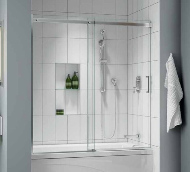 Inspiration för klassiska badrum, med ett badkar i en alkov, en dusch/badkar-kombination, vit kakel och dusch med skjutdörr