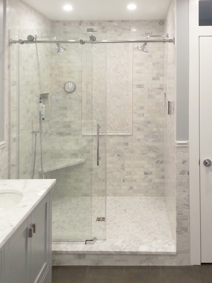 Foto på ett mellanstort vintage vit badrum med dusch, med skåp i shakerstil, vita skåp, en dusch i en alkov, vit kakel, marmorkakel, grå väggar, klinkergolv i porslin, ett undermonterad handfat, brunt golv och dusch med skjutdörr