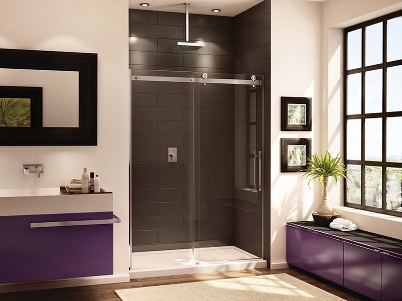 Cette image montre une grande douche en alcôve principale traditionnelle avec un placard à porte plane, des portes de placard violettes, un mur beige, parquet foncé, une vasque, un sol marron et une cabine de douche à porte coulissante.