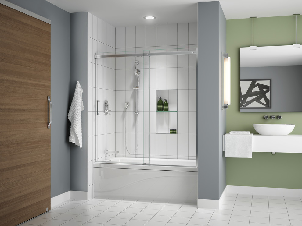 Стильный дизайн: большая главная ванная комната в современном стиле с ванной в нише, душем над ванной, белой плиткой, серыми стенами, полом из керамической плитки, настольной раковиной, белым полом, душем с раздвижными дверями и белой столешницей - последний тренд