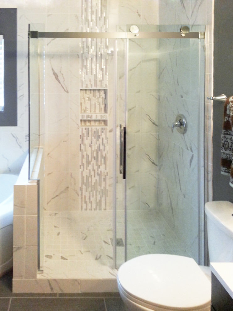 Esempio di una stanza da bagno tradizionale con doccia alcova, WC a due pezzi e porta doccia scorrevole