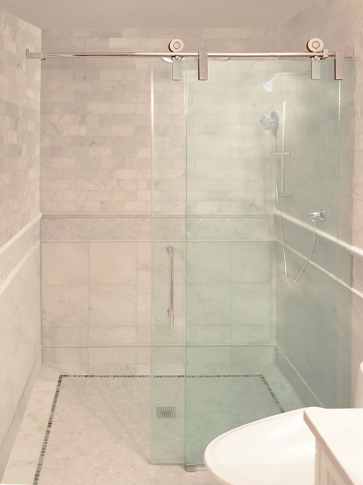 シカゴにあるおしゃれな浴室 (アルコーブ型シャワー、白いタイル、大理石タイル、引戸のシャワー) の写真