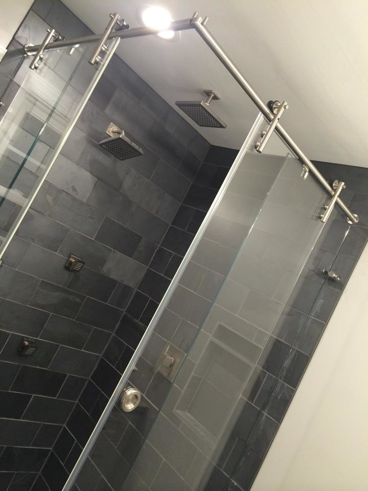 Diseño de cuarto de baño principal minimalista grande con baldosas y/o azulejos negros, losas de piedra y paredes grises