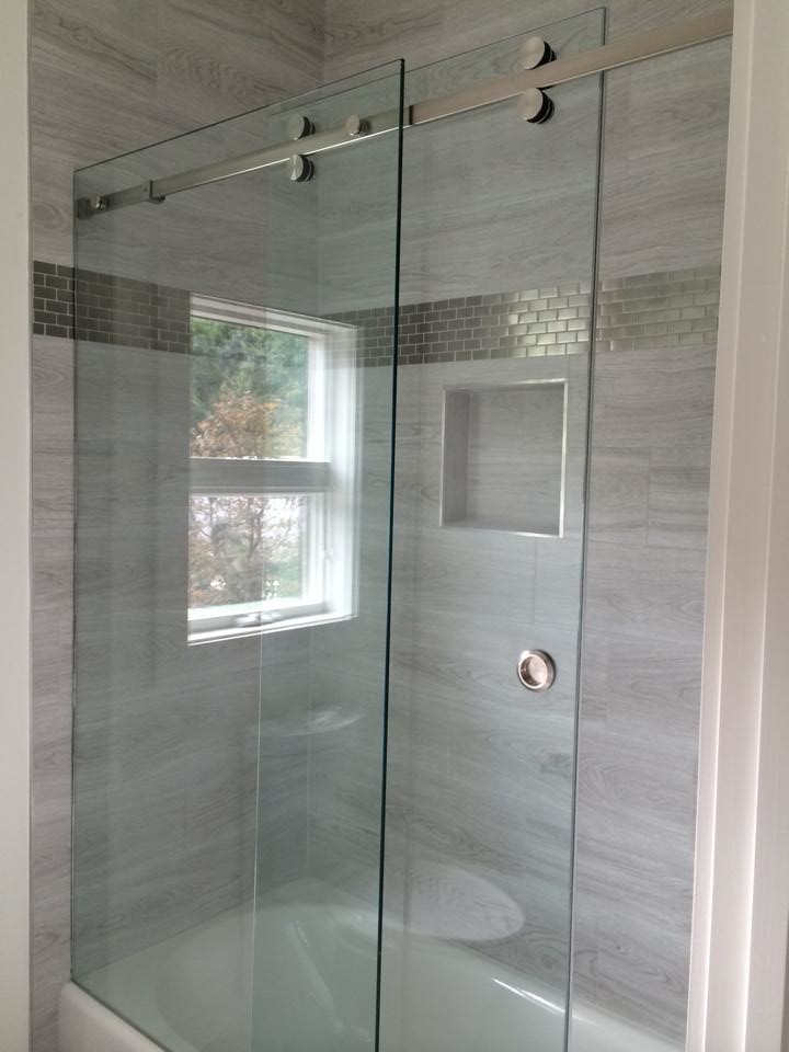 Идея дизайна: ванная комната среднего размера в стиле модернизм с душем в нише, серой плиткой и душевой кабиной