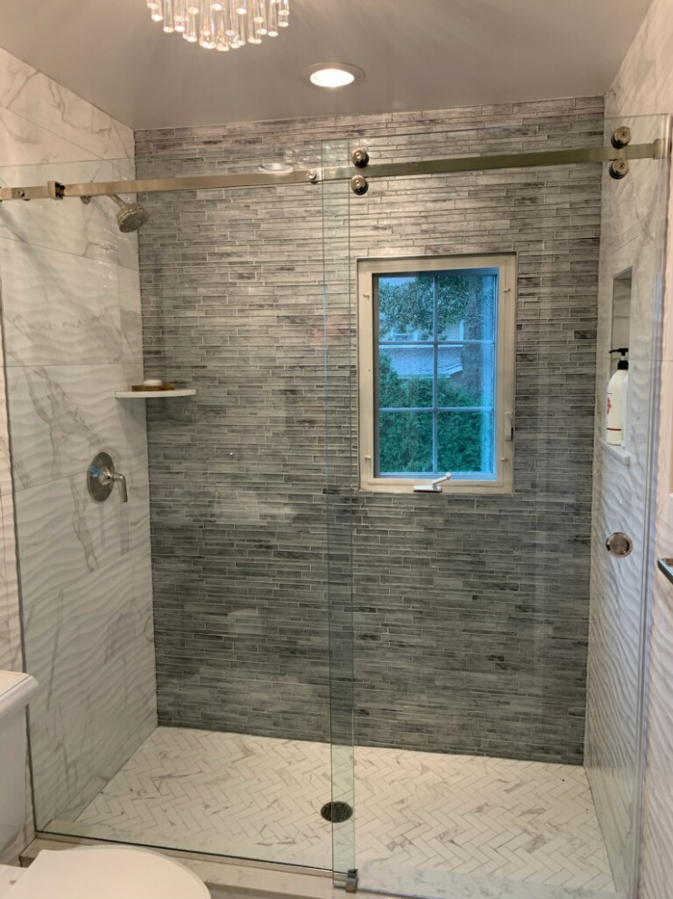 Стильный дизайн: ванная комната среднего размера в стиле модернизм с душем с раздвижными дверями - последний тренд