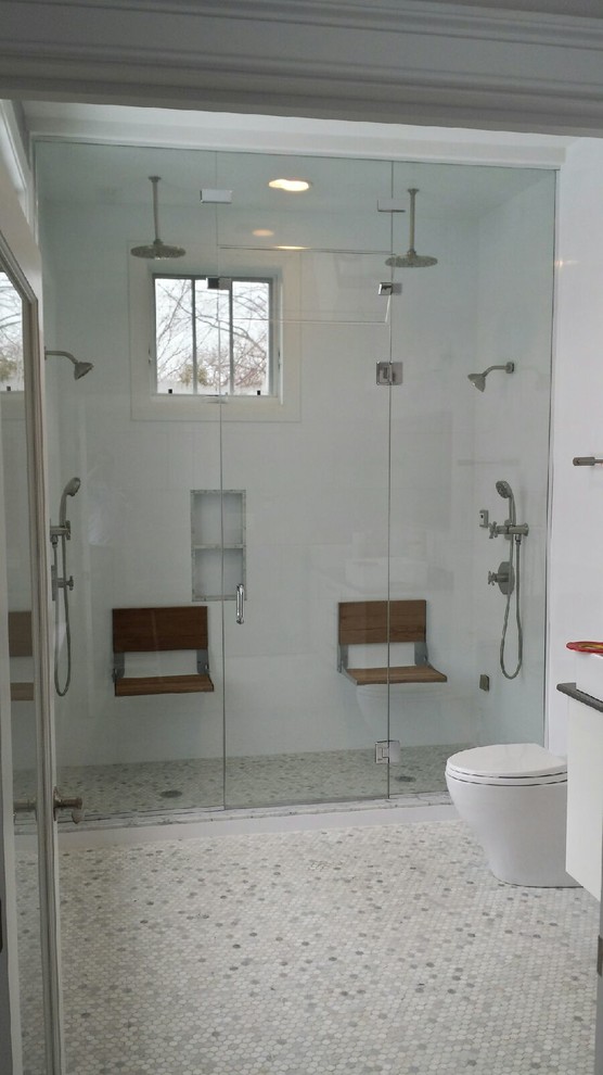 На фото: большая главная ванная комната в стиле модернизм с двойным душем, белой плиткой и белыми стенами с