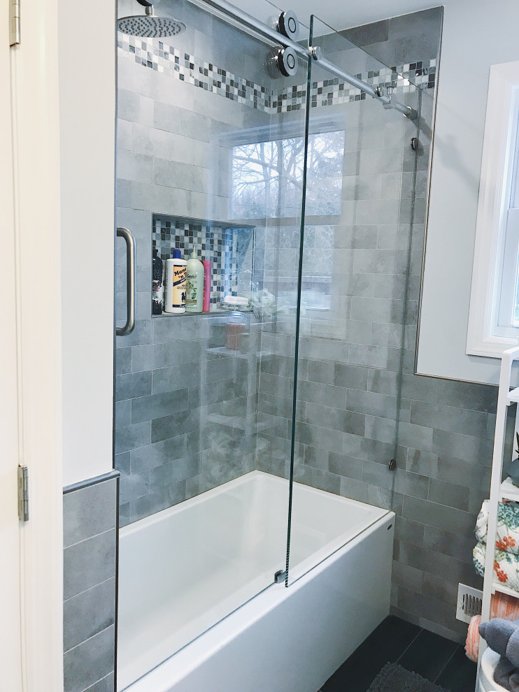 Imagen de cuarto de baño principal retro de tamaño medio con bañera con patas y combinación de ducha y bañera