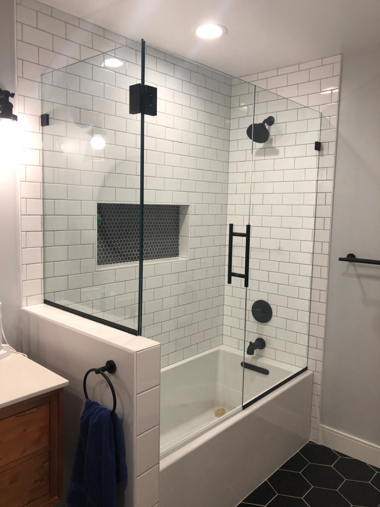 Идея дизайна: главная ванная комната среднего размера в современном стиле с душем с распашными дверями