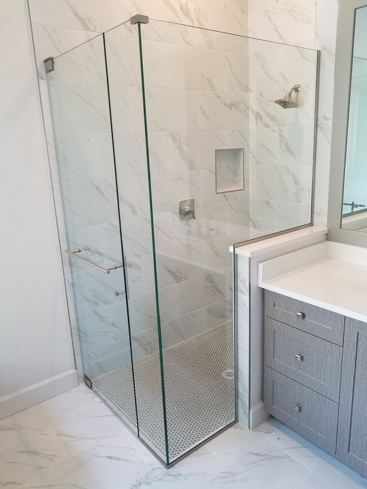 Esempio di una stanza da bagno minimal con doccia a filo pavimento e porta doccia a battente