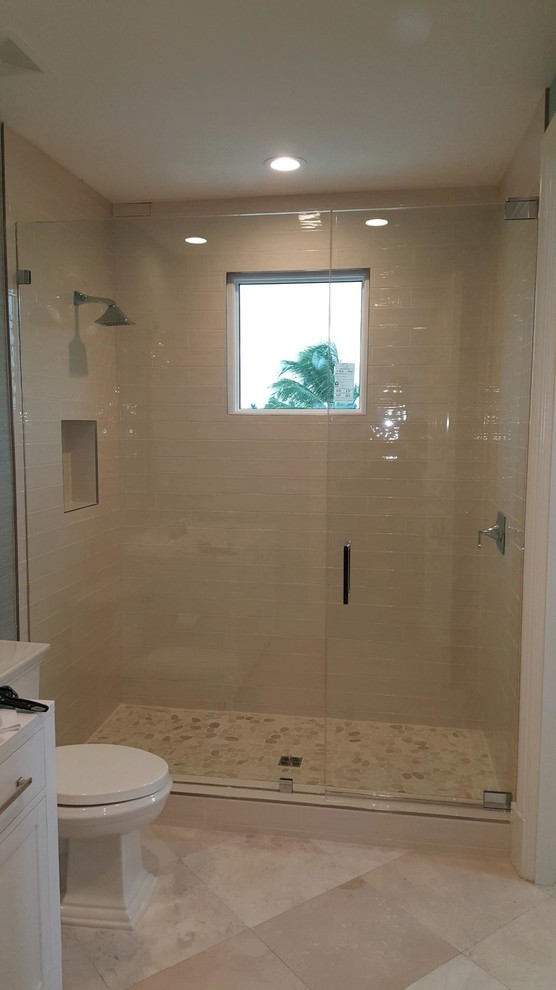 Foto på ett funkis badrum, med en dusch i en alkov och dusch med gångjärnsdörr