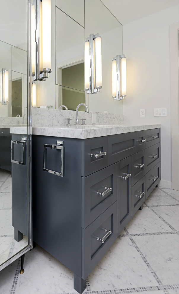 Immagine di una grande stanza da bagno padronale minimal con lavabo sottopiano, ante in stile shaker, ante grigie, top in marmo e piastrelle multicolore