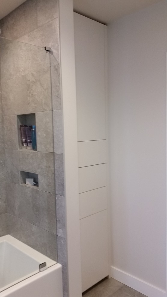 Свежая идея для дизайна: ванная комната среднего размера в современном стиле с керамогранитной плиткой, плоскими фасадами, белыми фасадами, ванной в нише, душем над ванной, раздельным унитазом, белыми стенами, полом из травертина, душевой кабиной, врезной раковиной, столешницей из гранита, бежевым полом и душем с распашными дверями - отличное фото интерьера