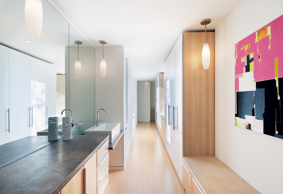 Modernes Langes und schmales Badezimmer mit Aufsatzwaschbecken, flächenbündigen Schrankfronten und hellen Holzschränken in Ottawa