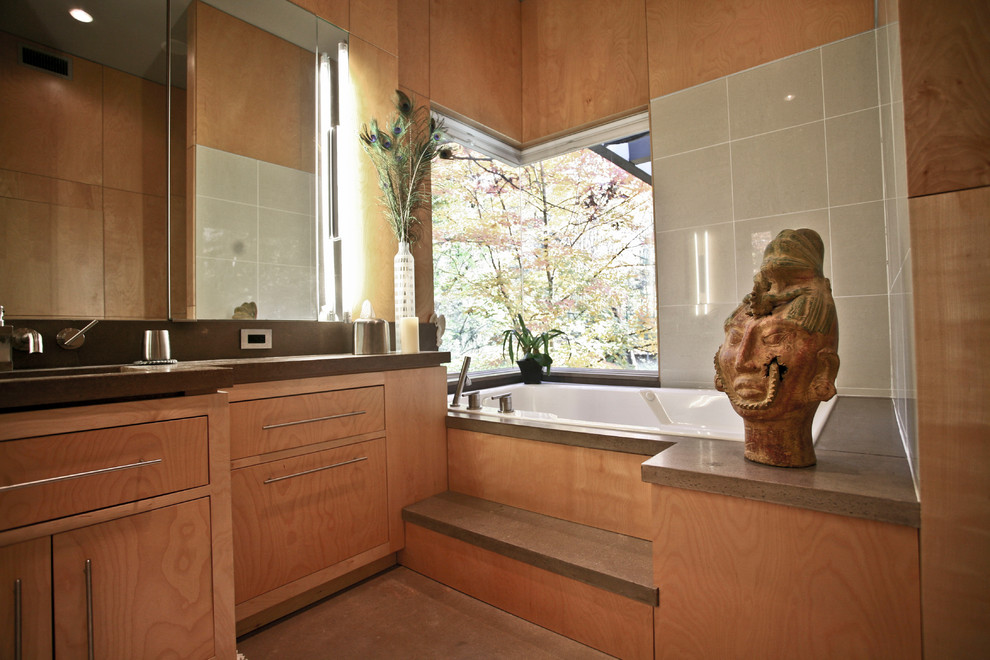 Foto på ett stort funkis en-suite badrum, med släta luckor, skåp i ljust trä, ett platsbyggt badkar, en hörndusch, ett integrerad handfat och dusch med gångjärnsdörr