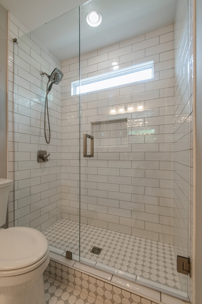 Idées déco pour une salle de bain classique de taille moyenne pour enfant avec un placard à porte shaker, des portes de placard blanches, une douche double, un carrelage beige, des carreaux de céramique, un mur gris, un sol en carrelage de céramique, un lavabo encastré, un plan de toilette en granite, un sol gris, une cabine de douche à porte battante, un plan de toilette noir, un banc de douche, meuble simple vasque et meuble-lavabo encastré.