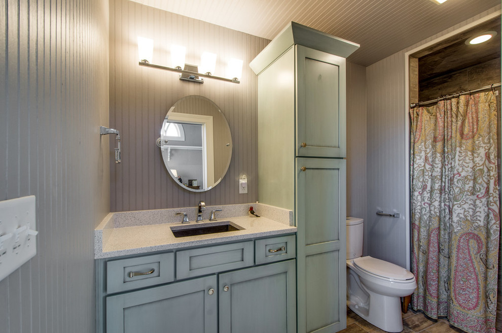 Пример оригинального дизайна: ванная комната в стиле шебби-шик с бирюзовыми фасадами, врезной раковиной, столешницей из гранита и шторкой для ванной