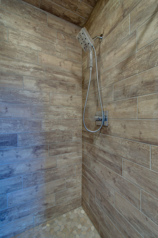 Idéer för att renovera ett shabby chic-inspirerat badrum, med turkosa skåp, ett undermonterad handfat, granitbänkskiva och dusch med duschdraperi