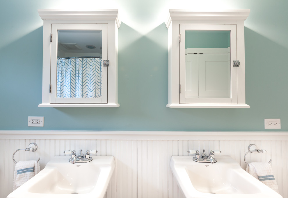 Идея дизайна: большая детская ванная комната в стиле кантри с ванной в нише, душем над ванной, раздельным унитазом, синими стенами, полом из керамогранита, подвесной раковиной, белым полом и шторкой для ванной