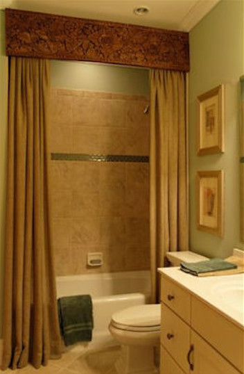 Inredning av ett klassiskt mellanstort badrum med dusch, med släta luckor, beige skåp, ett badkar i en alkov, en dusch/badkar-kombination, en toalettstol med separat cisternkåpa, beige kakel, travertinkakel, gröna väggar, travertin golv, ett undermonterad handfat, bänkskiva i akrylsten, beiget golv och dusch med duschdraperi