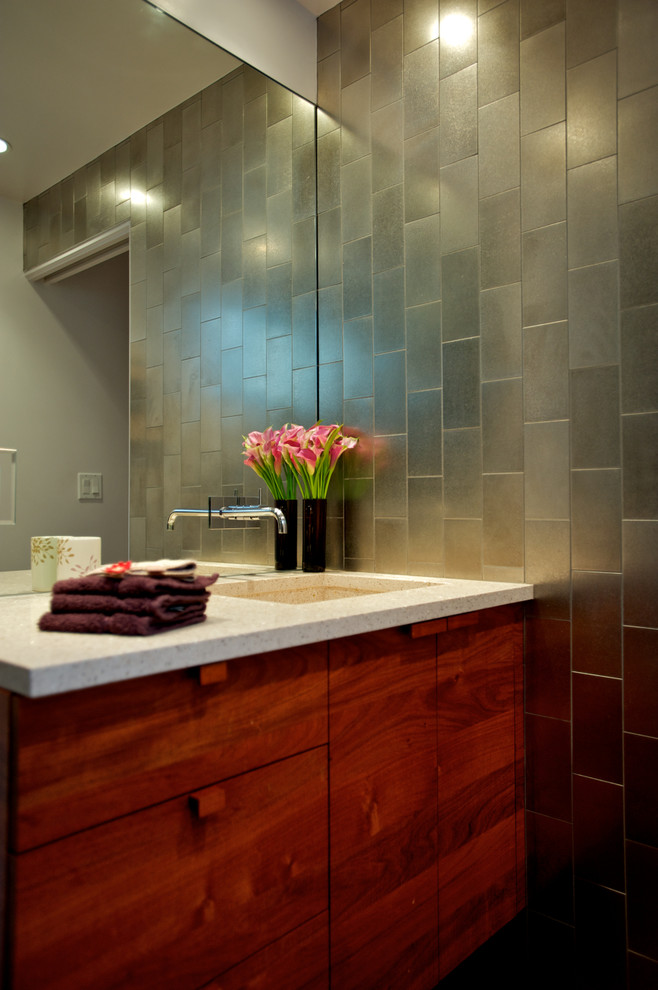 Cette image montre une salle de bain principale vintage en bois brun de taille moyenne avec un lavabo intégré, un placard à porte plane, un plan de toilette en quartz modifié, un carrelage gris, un carrelage métro, un sol en carrelage de terre cuite et un mur gris.