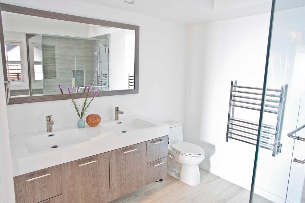 Inspiration for a mid-century modern bathroom remodel in Los Angeles