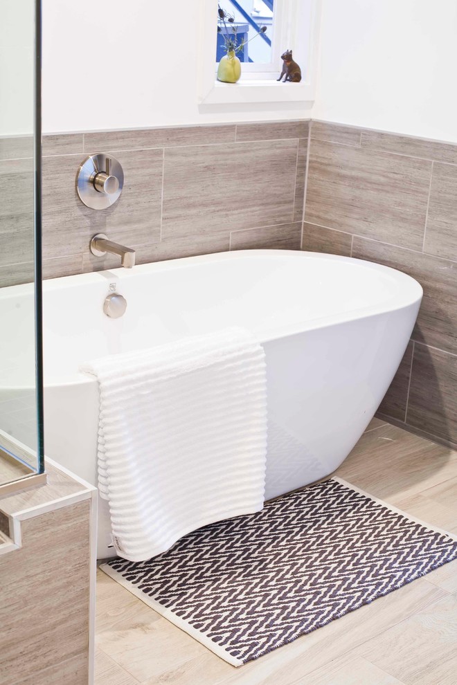 Пример оригинального дизайна: главная ванная комната среднего размера в стиле ретро с плоскими фасадами, серыми фасадами, отдельно стоящей ванной, угловым душем, унитазом-моноблоком, серой плиткой, керамогранитной плиткой, белыми стенами, полом из керамической плитки, консольной раковиной и столешницей из искусственного кварца