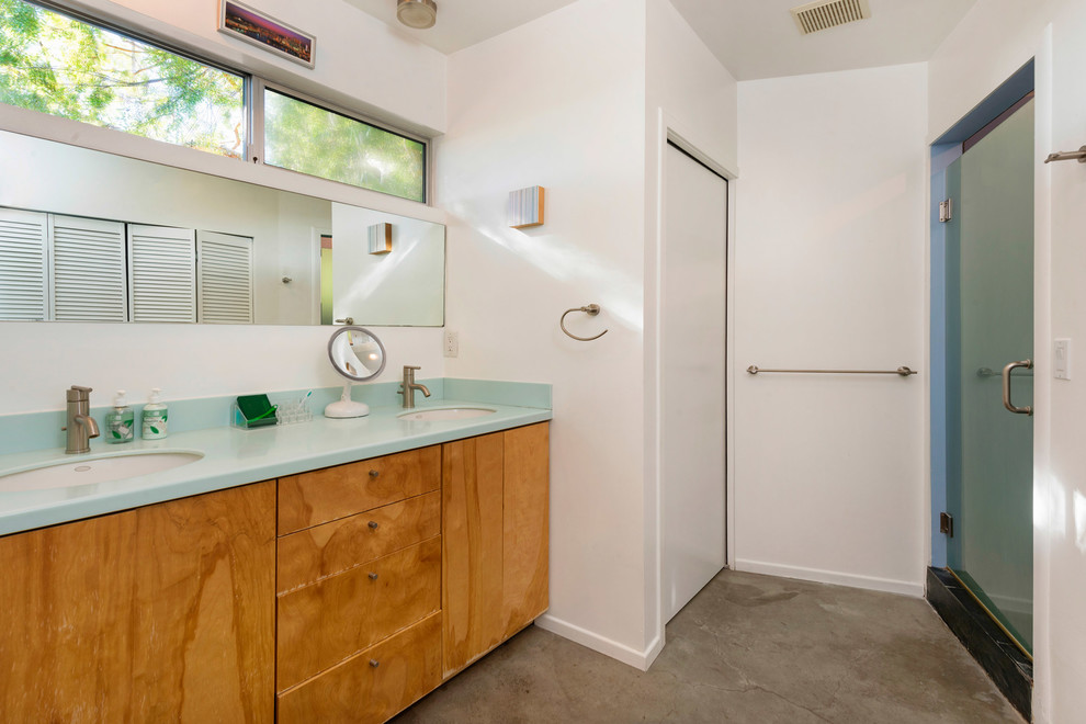 Exemple d'une douche en alcôve principale rétro en bois brun de taille moyenne avec un lavabo encastré, un placard à porte plane, un plan de toilette en quartz modifié, un mur blanc et sol en béton ciré.