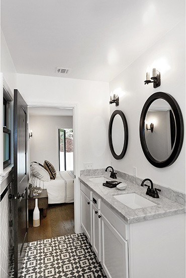 Idéer för att renovera ett mellanstort amerikanskt badrum, med ett undermonterad handfat, luckor med upphöjd panel, vita skåp, marmorbänkskiva, ett hörnbadkar, en toalettstol med separat cisternkåpa, vit kakel, keramikplattor, vita väggar och klinkergolv i keramik
